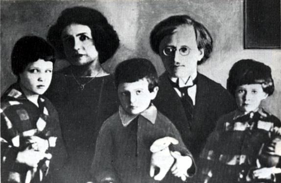 Antonov-Ovseenko con la famiglia