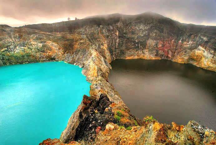 Wulkan Kelimutu z jeziorami