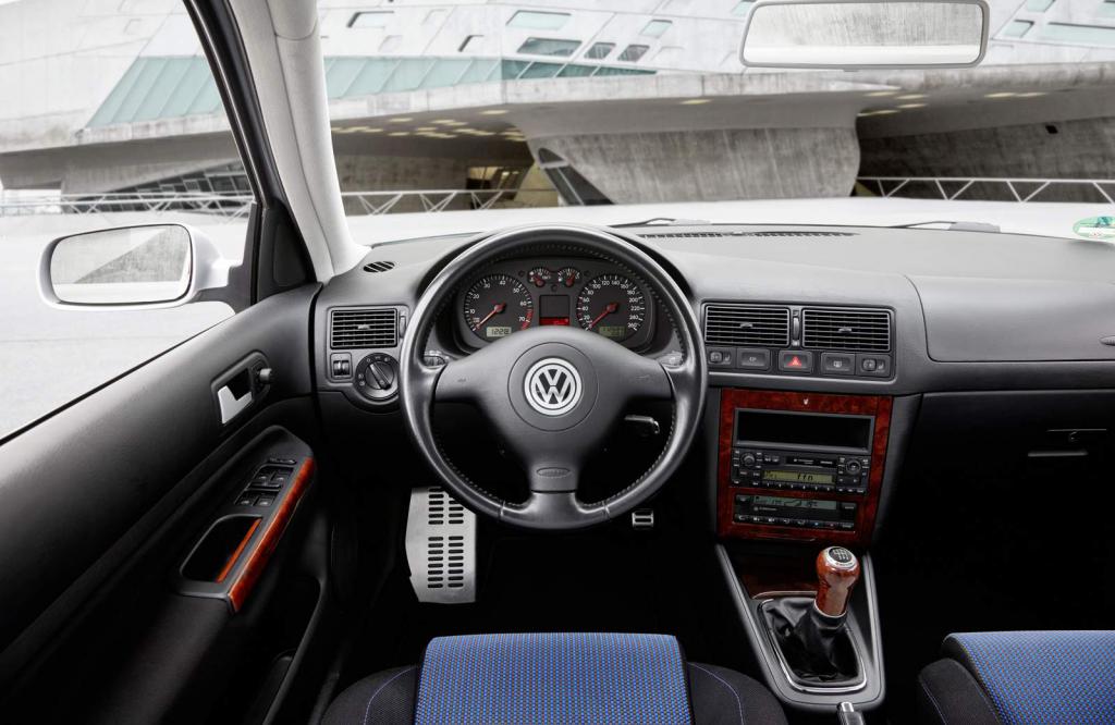 Salone auto Volkswagen Golf 4