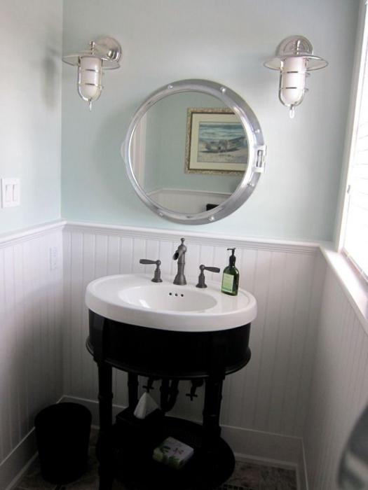Nástěnná skříňka pro koupelnu se zrcadlem