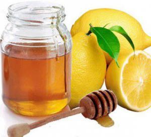 мед са водом и лимуном