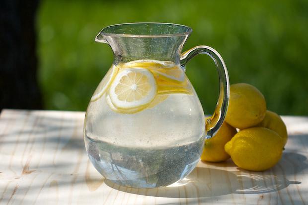 Topla voda z limono
