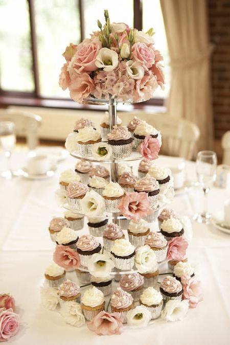svatební dort s cupcakes fotkou