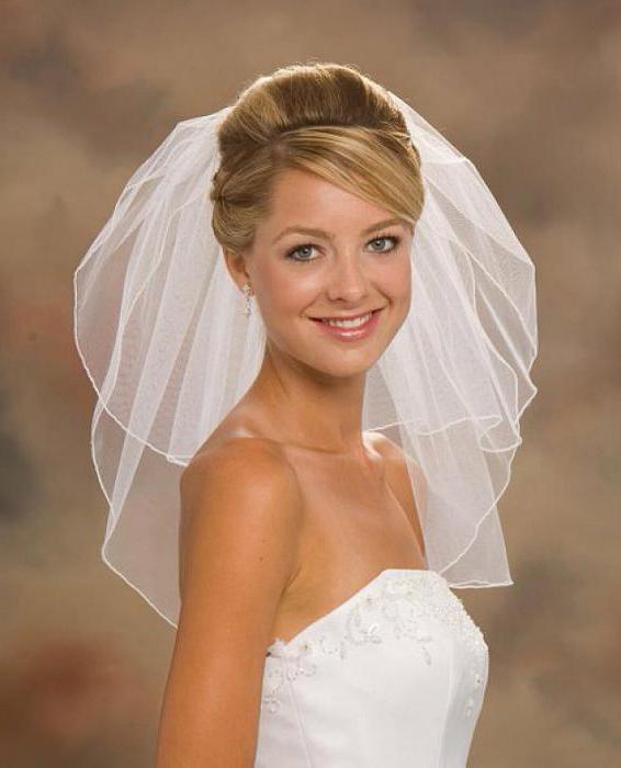 Acconciatura da sposa per capelli medi con un velo