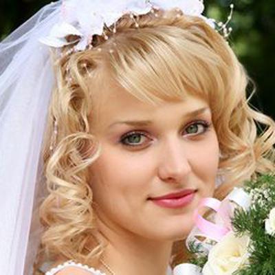 acconciature da sposa per capelli medi con velo e frangia e diadema