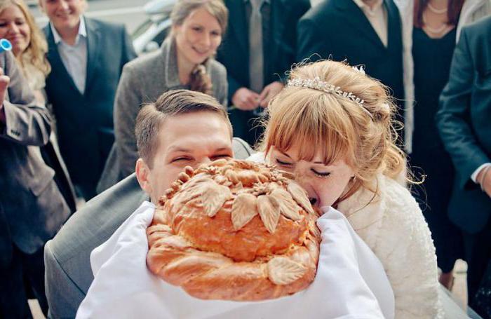 spotykać młodych rodziców z chlebem