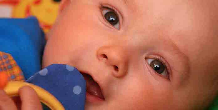какъв цвят са очите на новородените деца