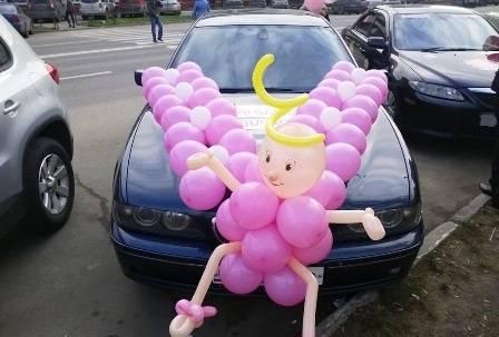 dekoracja samochodu z balonami po wypisie ze szpitala położniczego