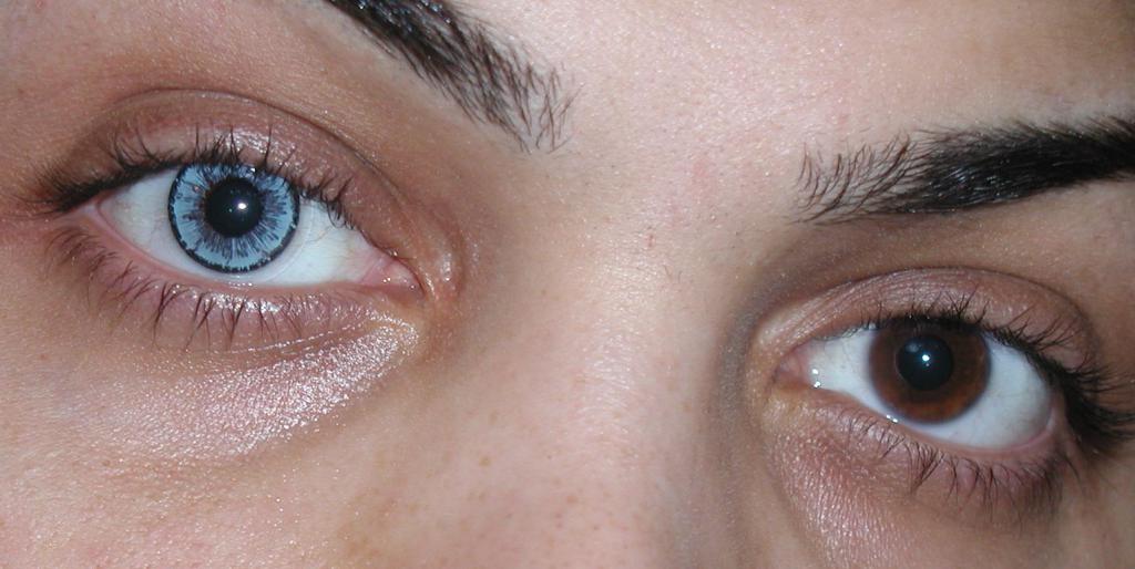 Niebieskie soczewki na brązowych oczach