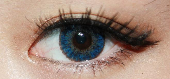 Niebieskie soczewki zachodzą na brązowy kolor