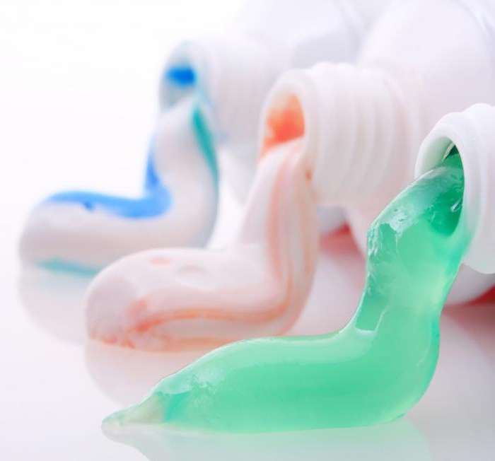 kaj pomenijo trakovi na ceveh zobne paste