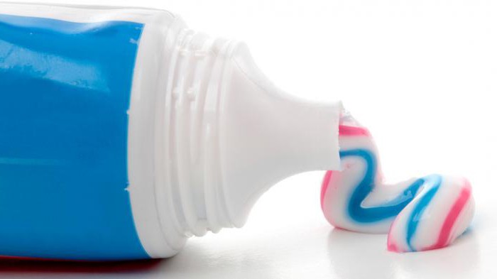 cosa significano le strisce sul dentifricio colorate?