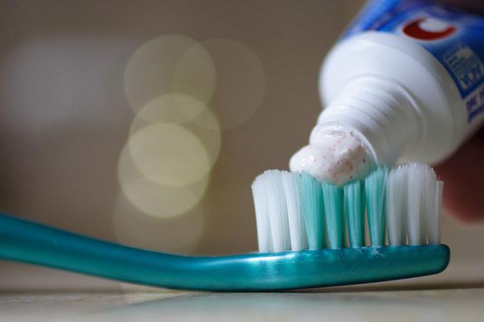 какво означават цветните ивици върху пастата за зъби