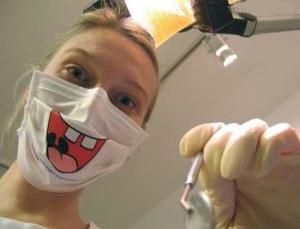 un dentista con un sorriso