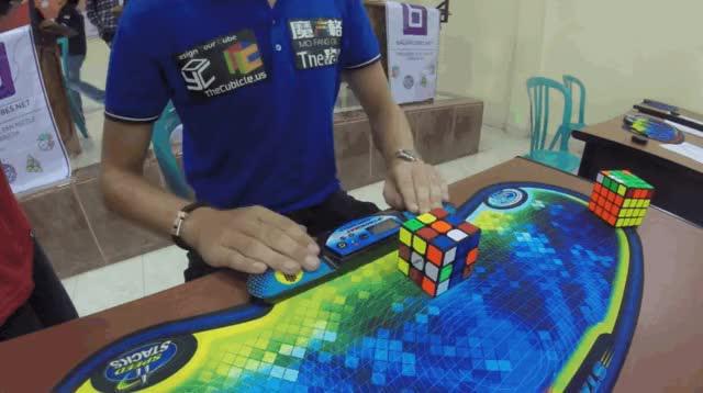 record per la raccolta del cubo di Rubik