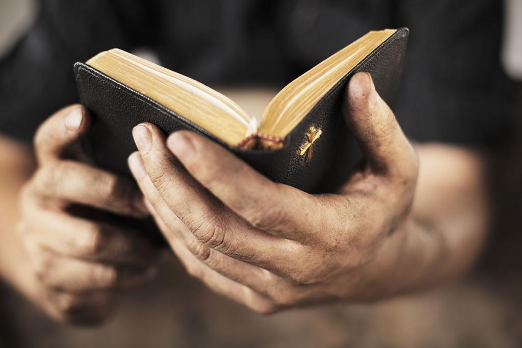 Ręce trzymając Biblię