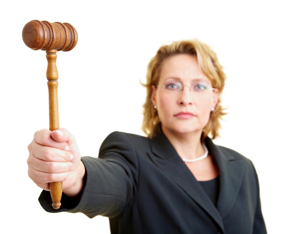Žena sa sudskim čekićem