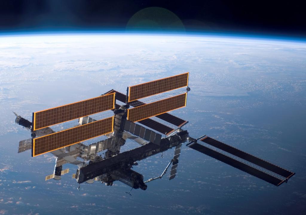 Височината на орбитата на ISS в км от Земята