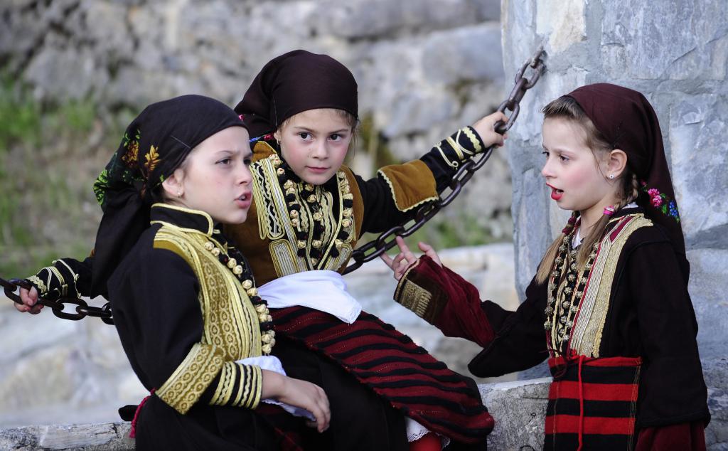 Dzieci w krajowych strojach macedońskich