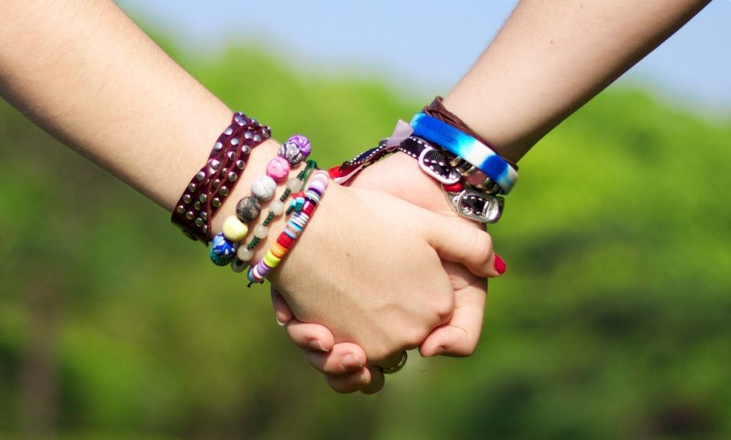 Ruce dvou lidí spojených dohromady