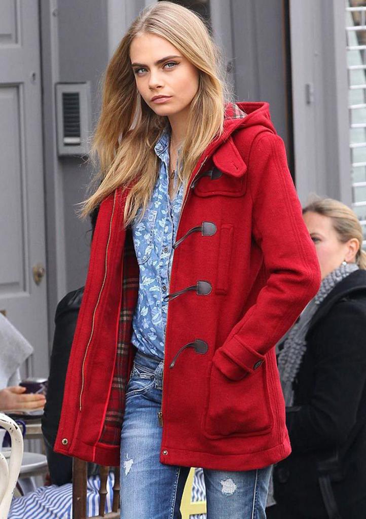 Момиче в червено палто