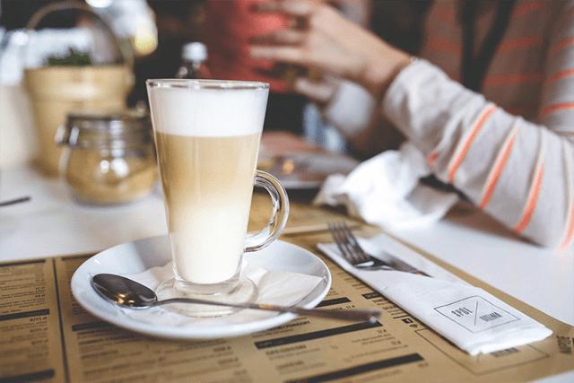 Co dělá kávu latte z cappuccina?