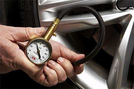 měření tlaku v pneumatikách