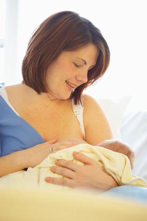 nutrire una madre che allatta dopo il parto