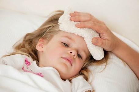 un bambino ha un raffreddore da alta febbre