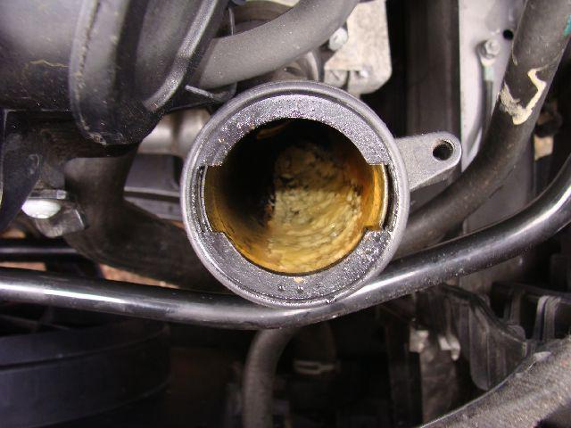 žuta emulzija na poklopcu spremnika za ulje
