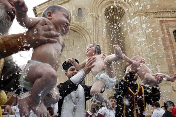 kako krstiti otroka v cerkvi