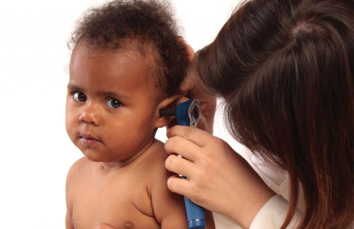 le orecchie dei bambini feriscono ciò che fanno le medicine