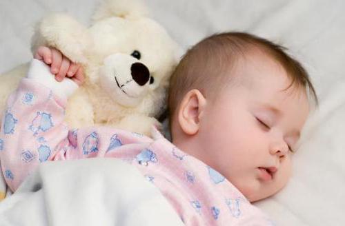 novorozené dítě spí celou noc
