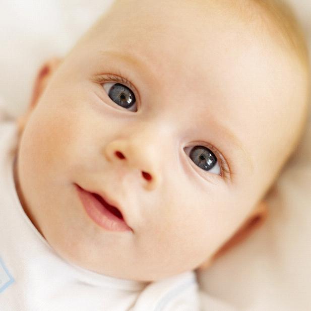 какъв цвят са очите на новородените