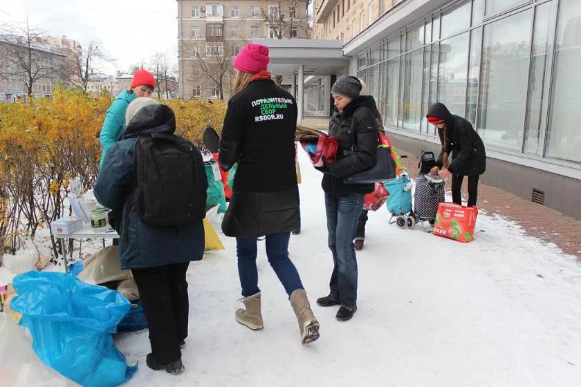 I giovani di San Pietroburgo organizzano la raccolta dei rifiuti