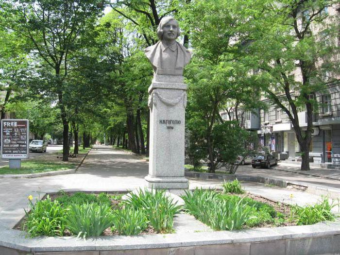 Gogoljev spomenik v Moskvi na Gogolskem bulevarju