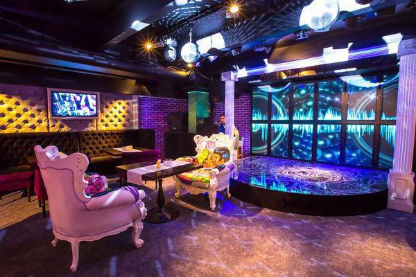 Karaoke bar a Mosca a buon mercato con i singoli