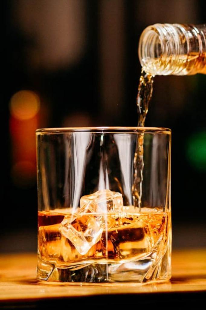 il whisky viene versato in un bicchiere