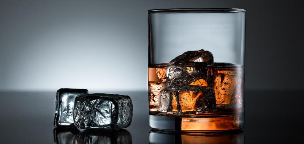 un bicchiere di whisky e ghiaccio