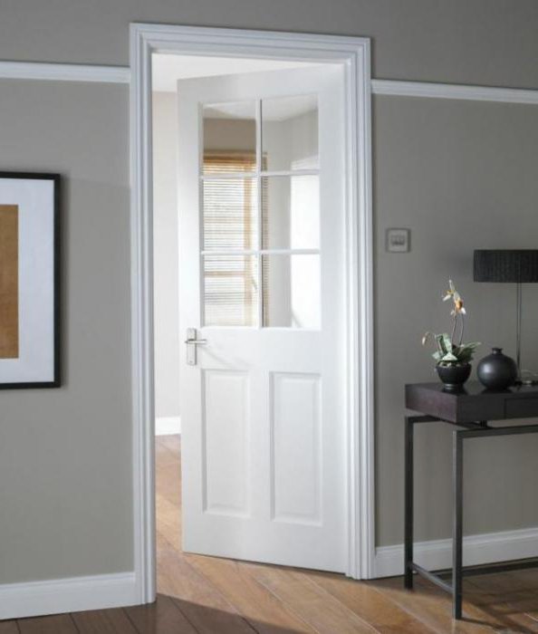 bílé dveře v bílém interiéru