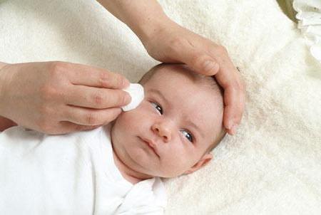 Новорођенче има бијеле црвене приштиће на лицу