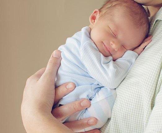 brufoli bianchi sul viso del neonato