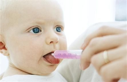 belih zobnih oblog na jeziku pri dojenčkih, kako zdraviti