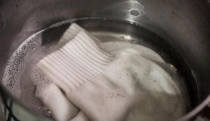 jak umýt bílé ponožky