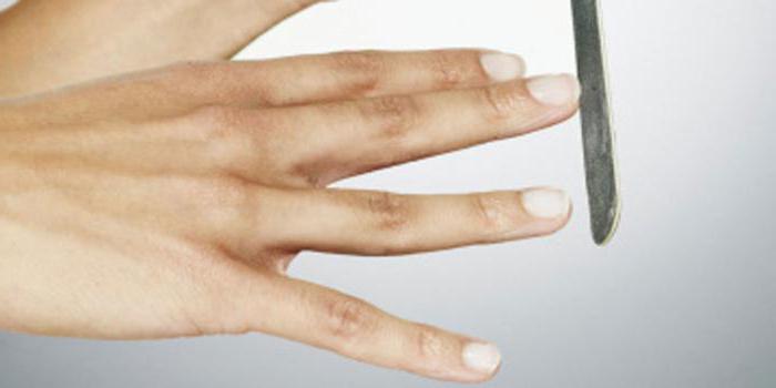 z których pojawiają się białe plamki na paznokciach