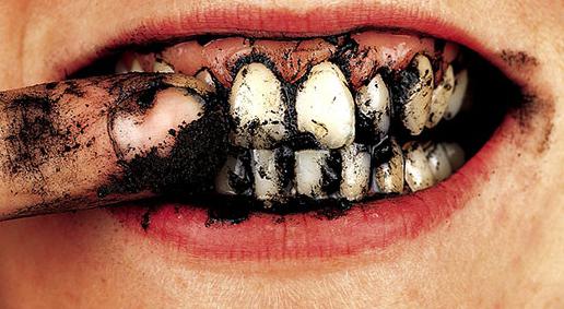 Bílé zuby s aktivním uhlíkem