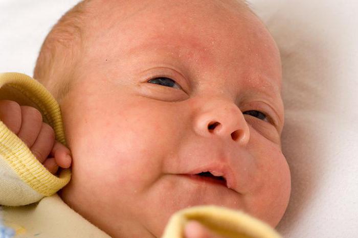 proč dítě spí s oči široce otevřenými