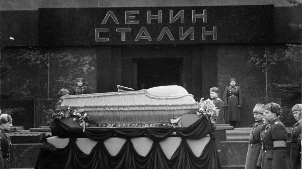 когато Сталин е бил изваден от датата на мавзолея
