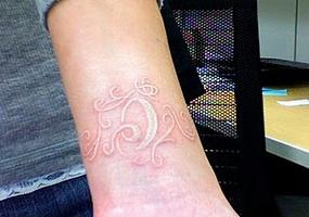 bílé tetování