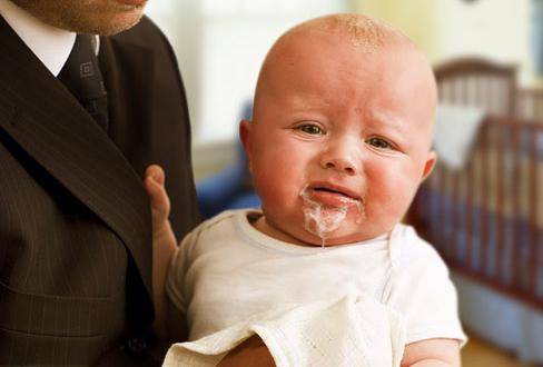 бебето плюе след хранене на сместа